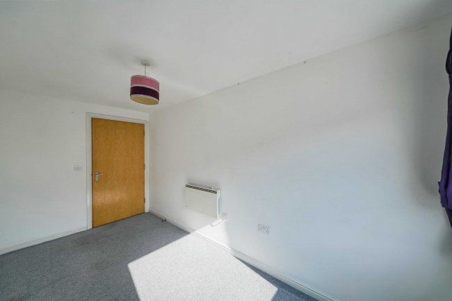 136 Berberis House, High Street, Feltham TW13 4GR 5