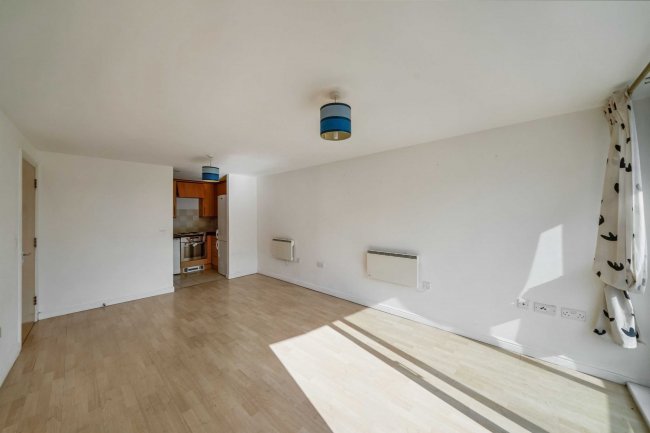 136 Berberis House, High Street, Feltham TW13 4GR 5