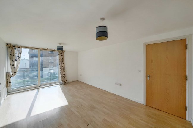 136 Berberis House, High Street, Feltham TW13 4GR 5