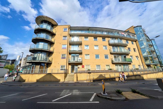 136 Berberis House, High Street, Feltham TW13 4GR 5