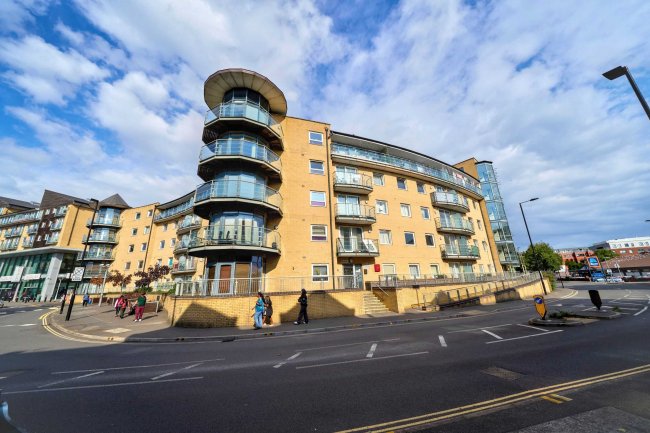 136 Berberis House, High Street, Feltham TW13 4GR 5