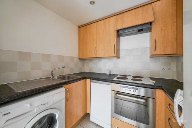 136 Berberis House, High Street, Feltham TW13 4GR 5