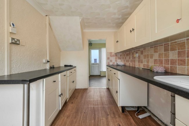 29 Thruxton Road, Havant, Hampshire, PO9 4DG 5