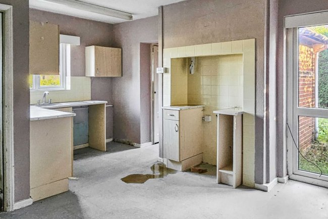 2 Montrose Way, Datchet, Slough SL3 9ND 10