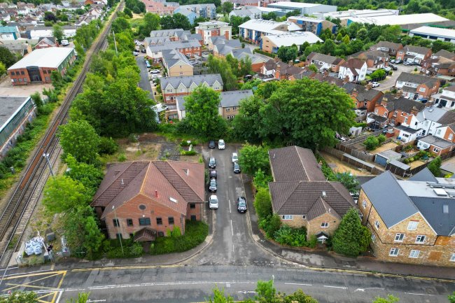 2 & 2B Guildford Road, Chertsey, KT16 9BJ 5