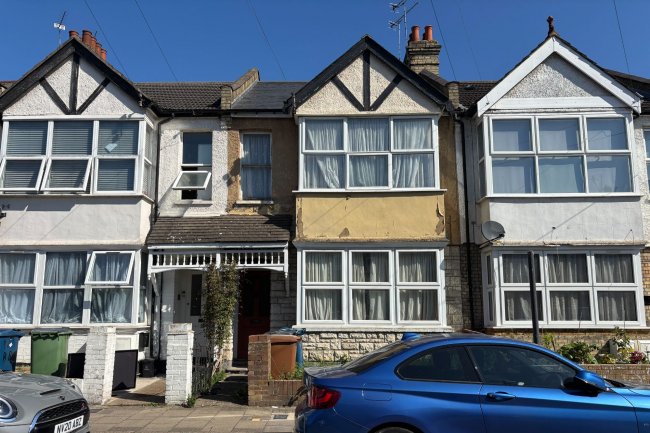 113A Rosslyn Crescent, Harrow, Middlesex HA1 2RY 1