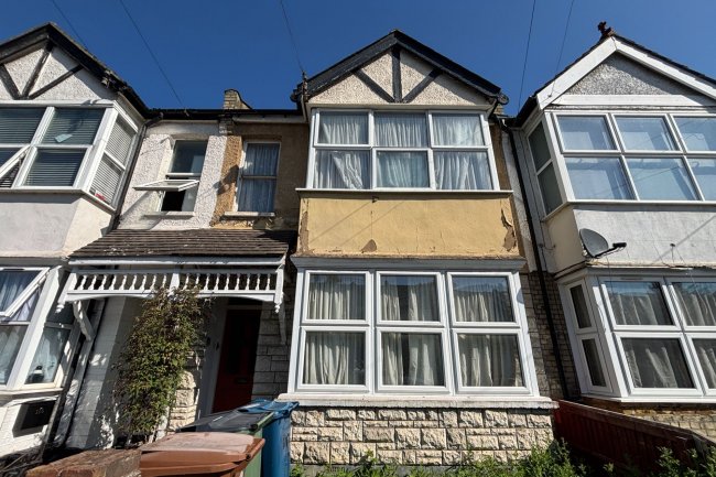 113A Rosslyn Crescent, Harrow, Middlesex HA1 2RY 1