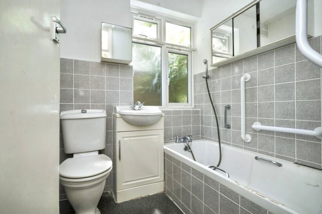 3 Pixham Court, Wimbledon, London, SW19 7EH 5