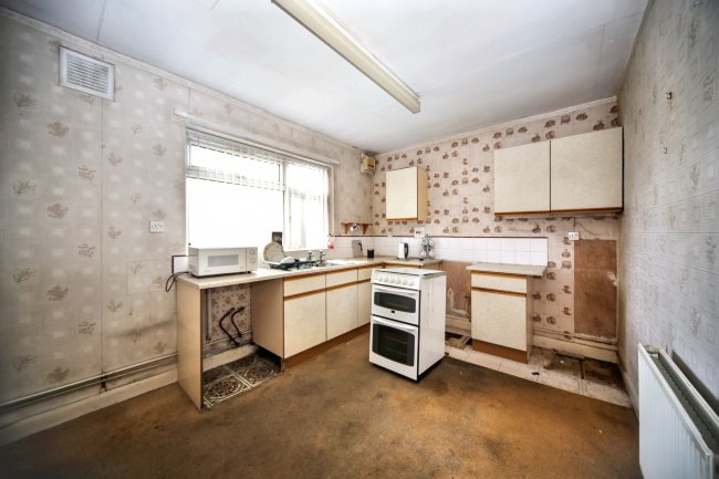 81 Queen Street, Wigan, WN3 4HX 2