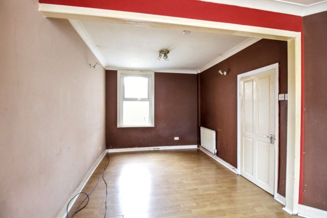 12 Kenneth Road, Chadwell Heath, Romford, RM6 6LL 7