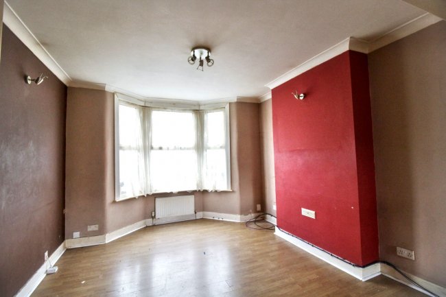 12 Kenneth Road, Chadwell Heath, Romford, RM6 6LL 7