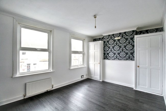 12 Kenneth Road, Chadwell Heath, Romford, RM6 6LL 7