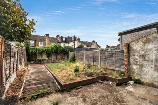 12 Kenneth Road, Chadwell Heath, Romford, RM6 6LL 7