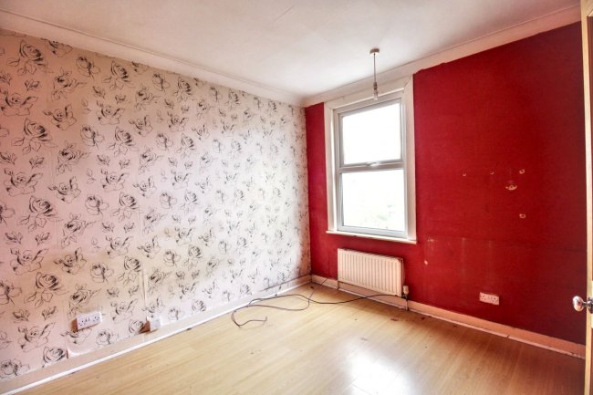 12 Kenneth Road, Chadwell Heath, Romford, RM6 6LL 7