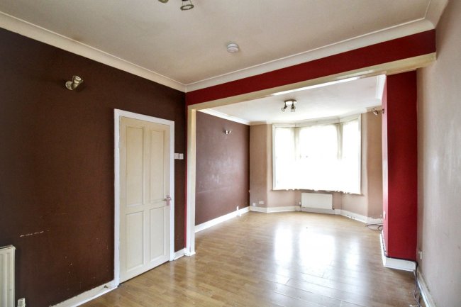 12 Kenneth Road, Chadwell Heath, Romford, RM6 6LL 7