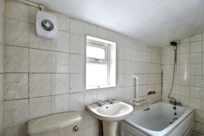 12 Kenneth Road, Chadwell Heath, Romford, RM6 6LL 7