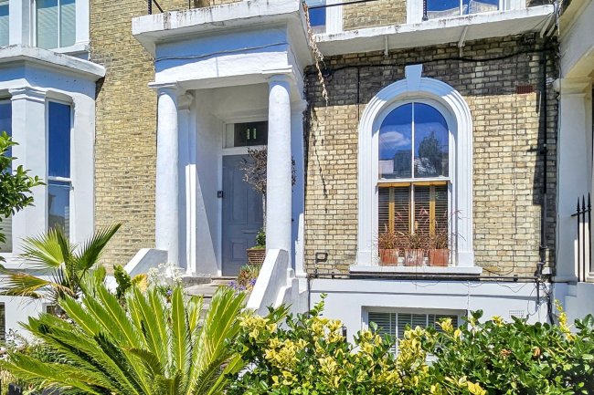 11a Stanlake Villas, London W12 7EX 3