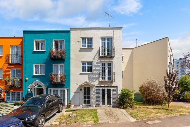 19 Eaton Drive, Kingston Upon Thames, Surrey, KT2 7RB 8