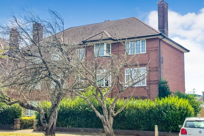 18 Dunstable Court, Dunstable Road, Luton, Bedfordshire, LU4 8DB 9