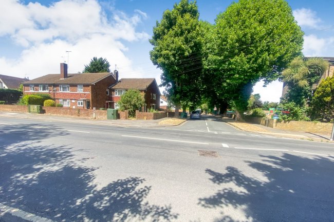 Garage Block next to Lismore Court, Kingston Road, Staines Upon Thames, TW18 1AU 4
