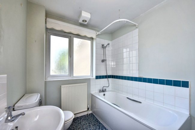 5 Dobsons Close, Rayleigh, Essex, SS6 7NZ 3