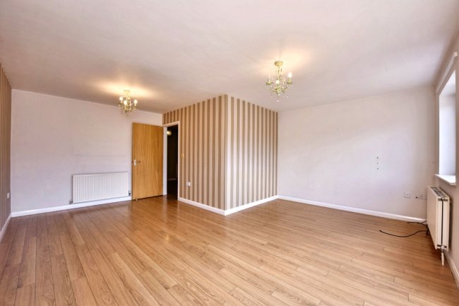 5 Dobsons Close, Rayleigh, Essex, SS6 7NZ 3