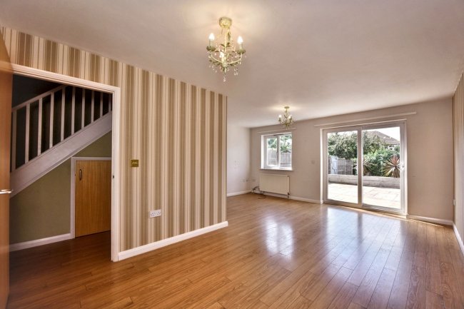 5 Dobsons Close, Rayleigh, Essex, SS6 7NZ 3