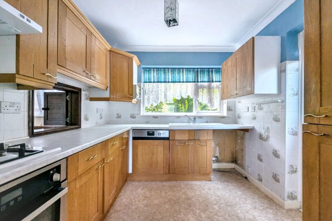 25 Linstead Road, Farnborough, Hampshire, GU14 9HH 6