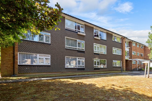 12 Boston Court, Christchurch Park, Sutton, Surrey, SM2 5TJ 3