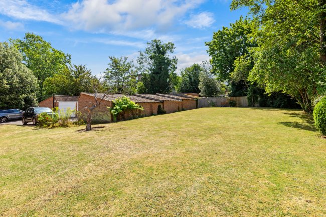 12 Boston Court, Christchurch Park, Sutton, Surrey, SM2 5TJ 3