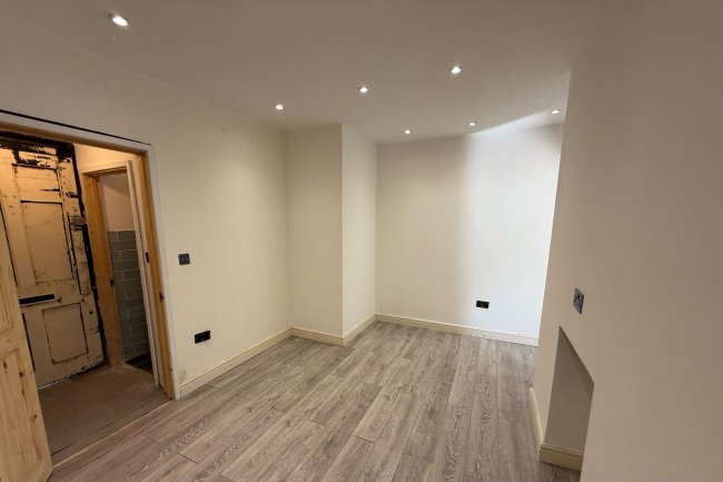 21 Cressy House, Hannibal Road, Stepney Green, London E1 3JE 3