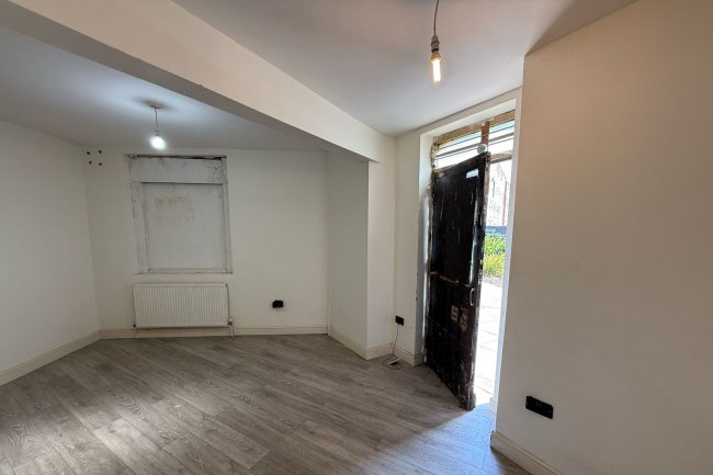 21 Cressy House, Hannibal Road, Stepney Green, London E1 3JE 3