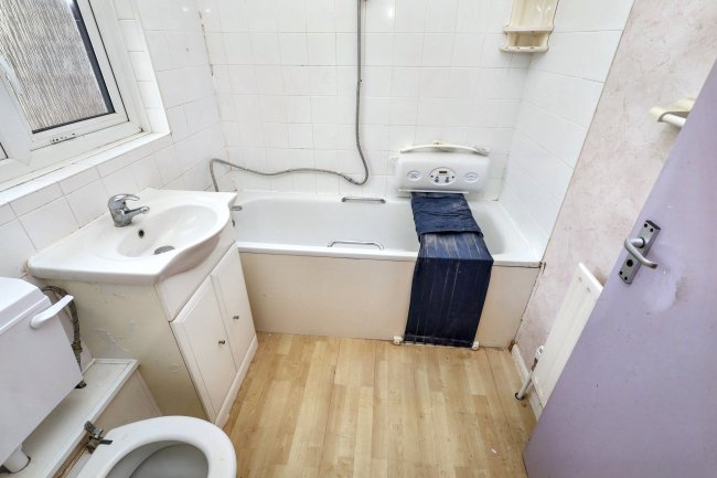 3 Bowland Road, Woodford Green, IG8 7LX 5