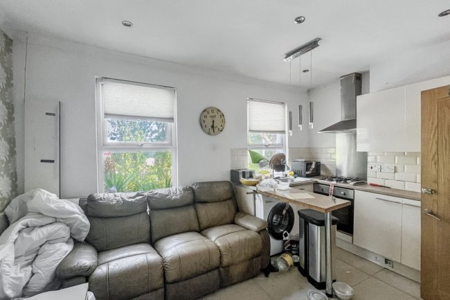 15 Meadow View Road, Thornton Heath CR7 7HA 1