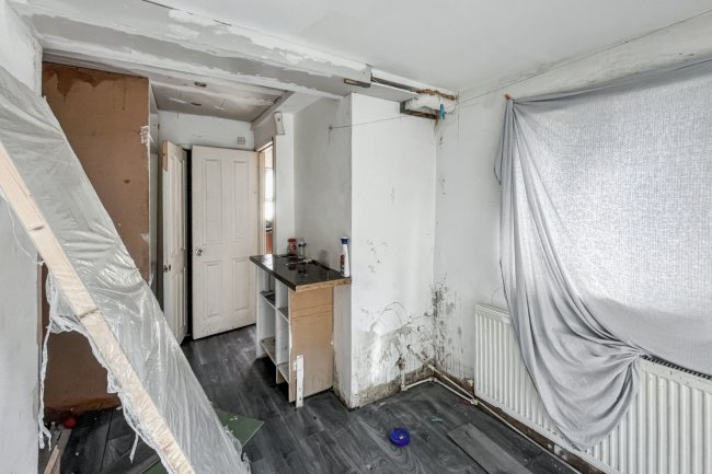 15 Meadow View Road, Thornton Heath CR7 7HA 1