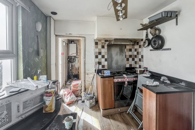 15 Meadow View Road, Thornton Heath CR7 7HA 1