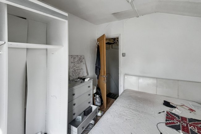 15 Meadow View Road, Thornton Heath CR7 7HA 1