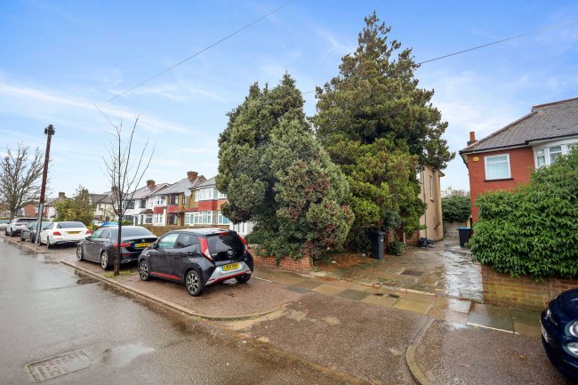 11 Meadway, Enfield, London EN3 6NT 50