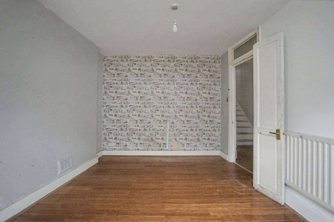 8A & 8B York Road, North Acton, London W3 6TP 72