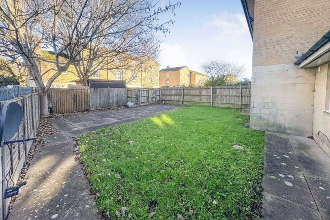 23 – 27 Corn Bar, Witney, Oxfordshire, OX28 6FB 5