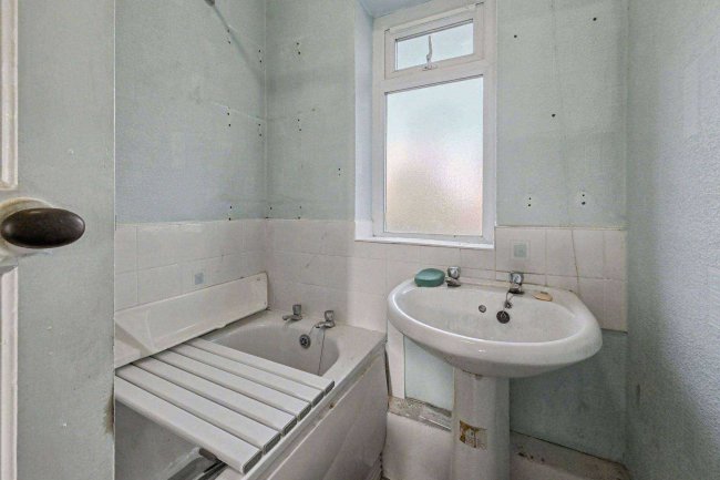 176 Windermere Road, Middleton, Manchester M24 5WG 9