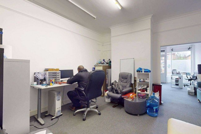 30 High Street, Northwood HA6 1BN 4