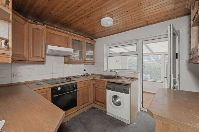 15 Coniston Road, Folkestone, Kent, CT19 5JG 76