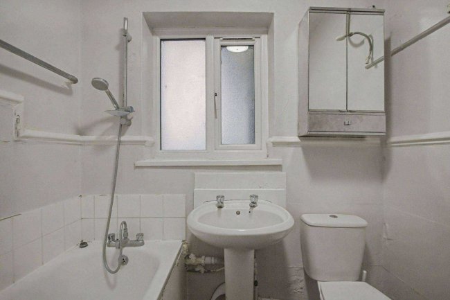 2 Pymmes Close, Enfield, London N13 4NJ 98