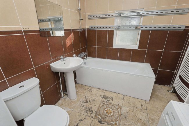 200 Whitehorse Lane, South Norwood, London SE25 6UX 4