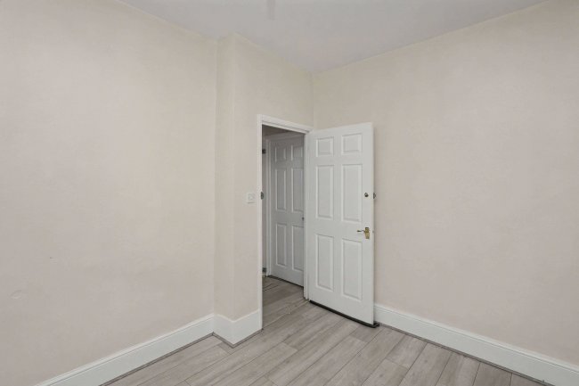 200 Whitehorse Lane, South Norwood, London SE25 6UX 4