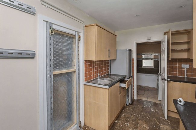 200 Whitehorse Lane, South Norwood, London SE25 6UX 4