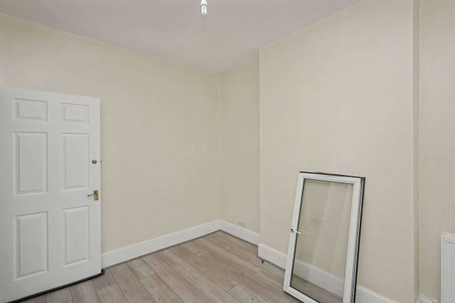 200 Whitehorse Lane, South Norwood, London SE25 6UX 4