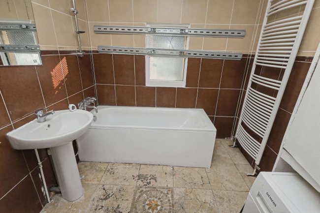 200 Whitehorse Lane, South Norwood, London SE25 6UX 4