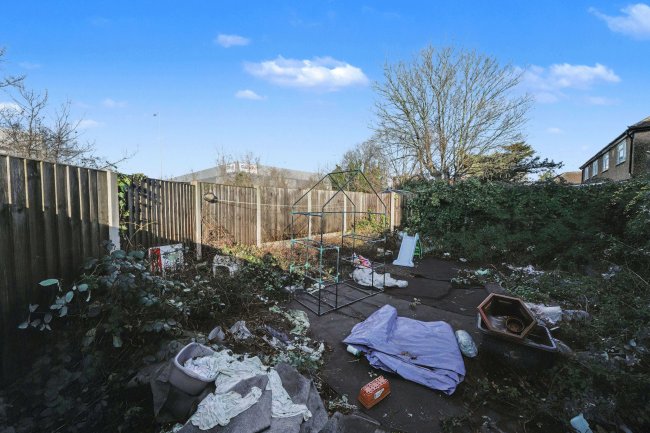 105 Bedfont Close, Feltham, TW14 8LH 1